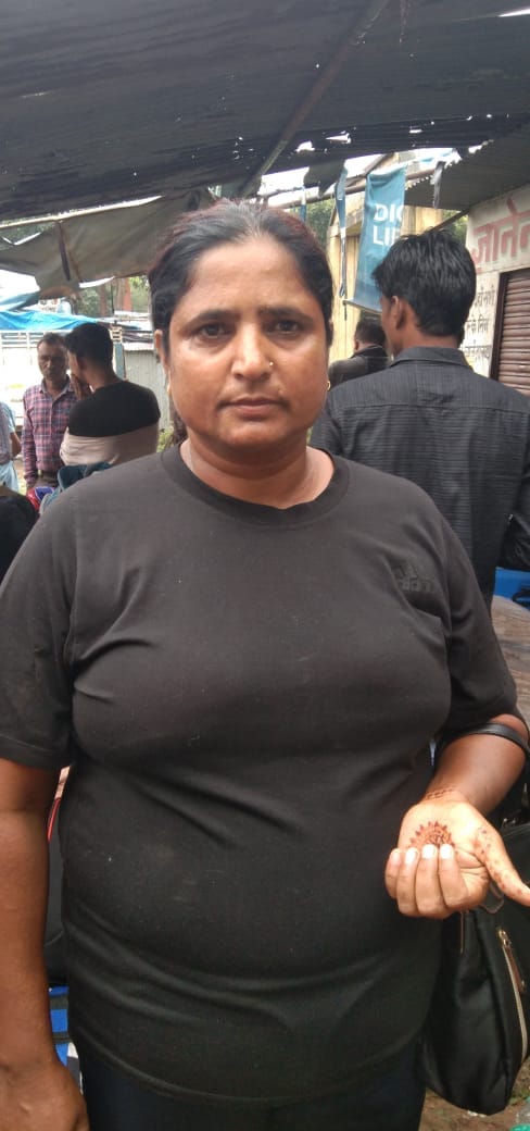 निगोही में ब्लॉक कार्यालय के सामने पलटी बस