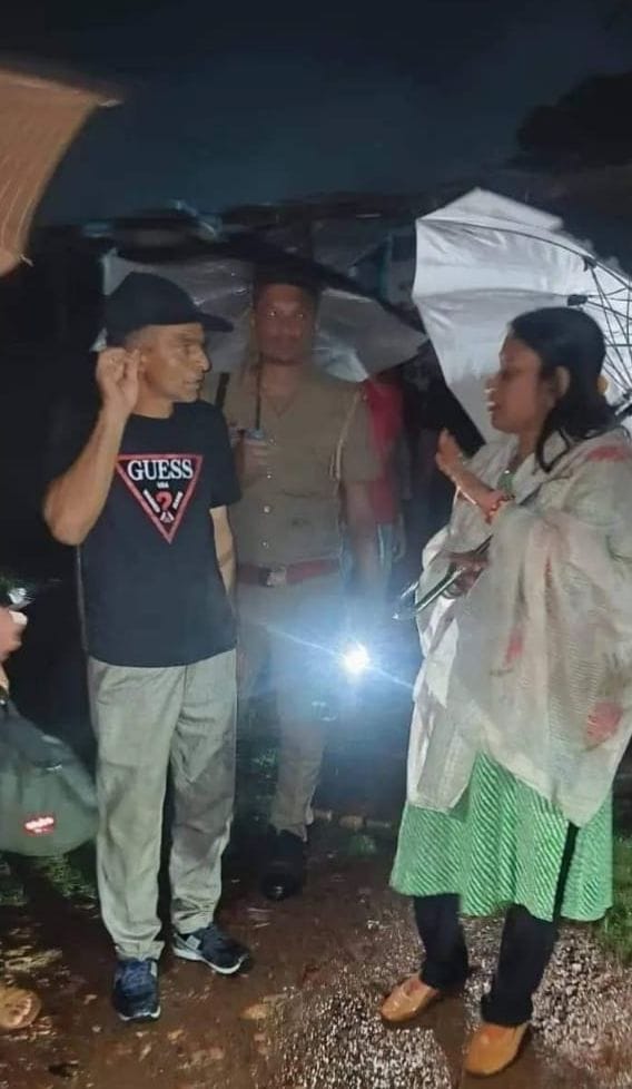 निगोही में ब्लॉक कार्यालय के सामने पलटी बस