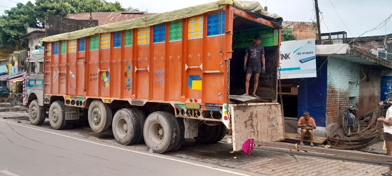 शहर में मंगलवार शाम सात बजे घूमता ट्रक शहर में मंगलवार शाम सात बजे घूमता ट्रक