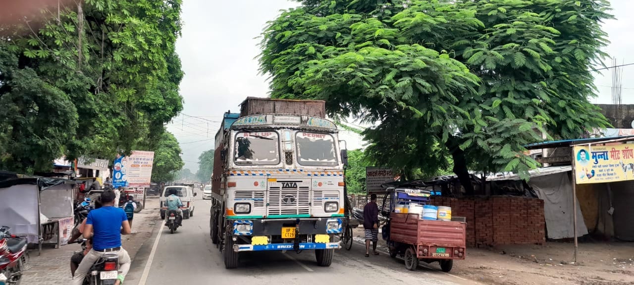 शहर में मंगलवार शाम सात बजे घूमता ट्रक शहर में मंगलवार शाम सात बजे घूमता ट्रक