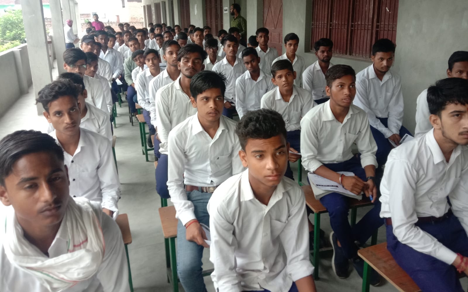 शिविर में नेत्र रोगो की जानकारी देते नेत्र परीक्षण अधिकारी सतीश सिह । संवाद