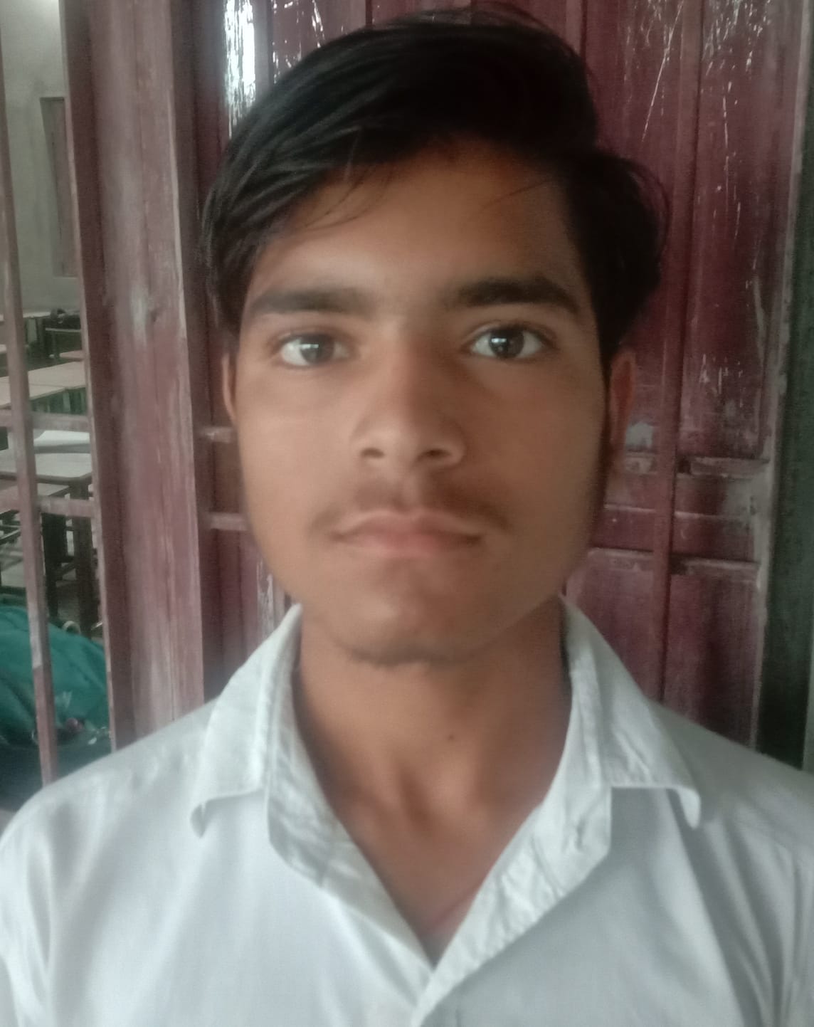 शिविर में नेत्र रोगो की जानकारी देते नेत्र परीक्षण अधिकारी सतीश सिह । संवाद