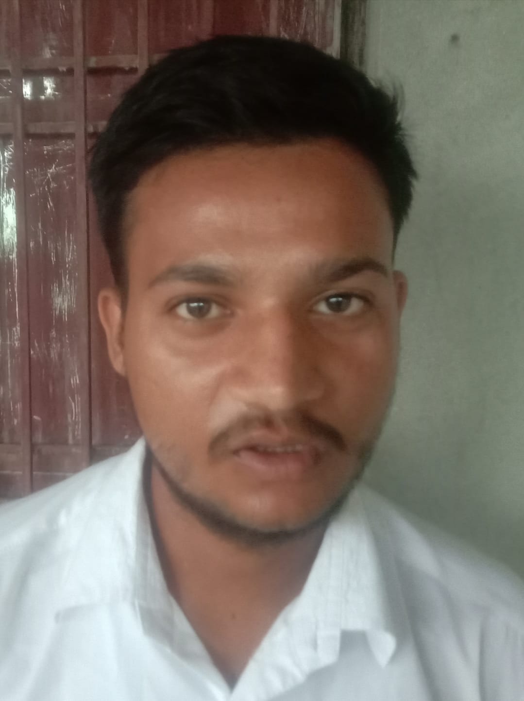 शिविर में नेत्र रोगो की जानकारी देते नेत्र परीक्षण अधिकारी सतीश सिह । संवाद