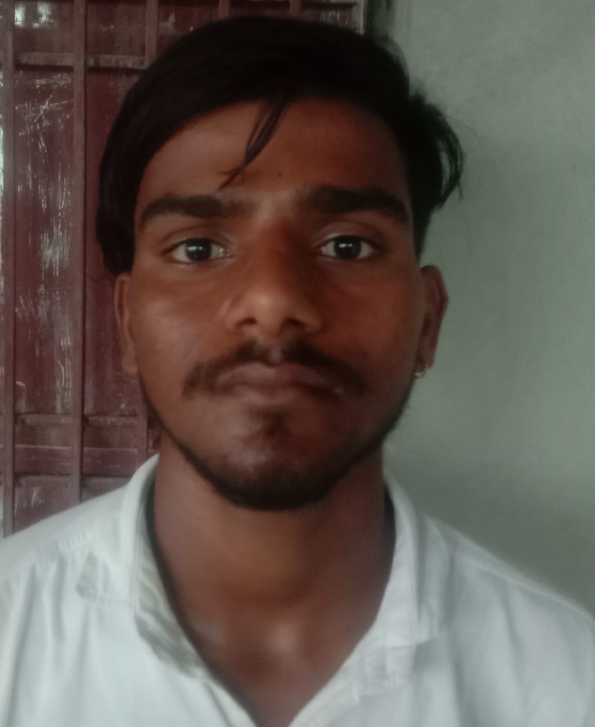 शिविर में नेत्र रोगो की जानकारी देते नेत्र परीक्षण अधिकारी सतीश सिह । संवाद