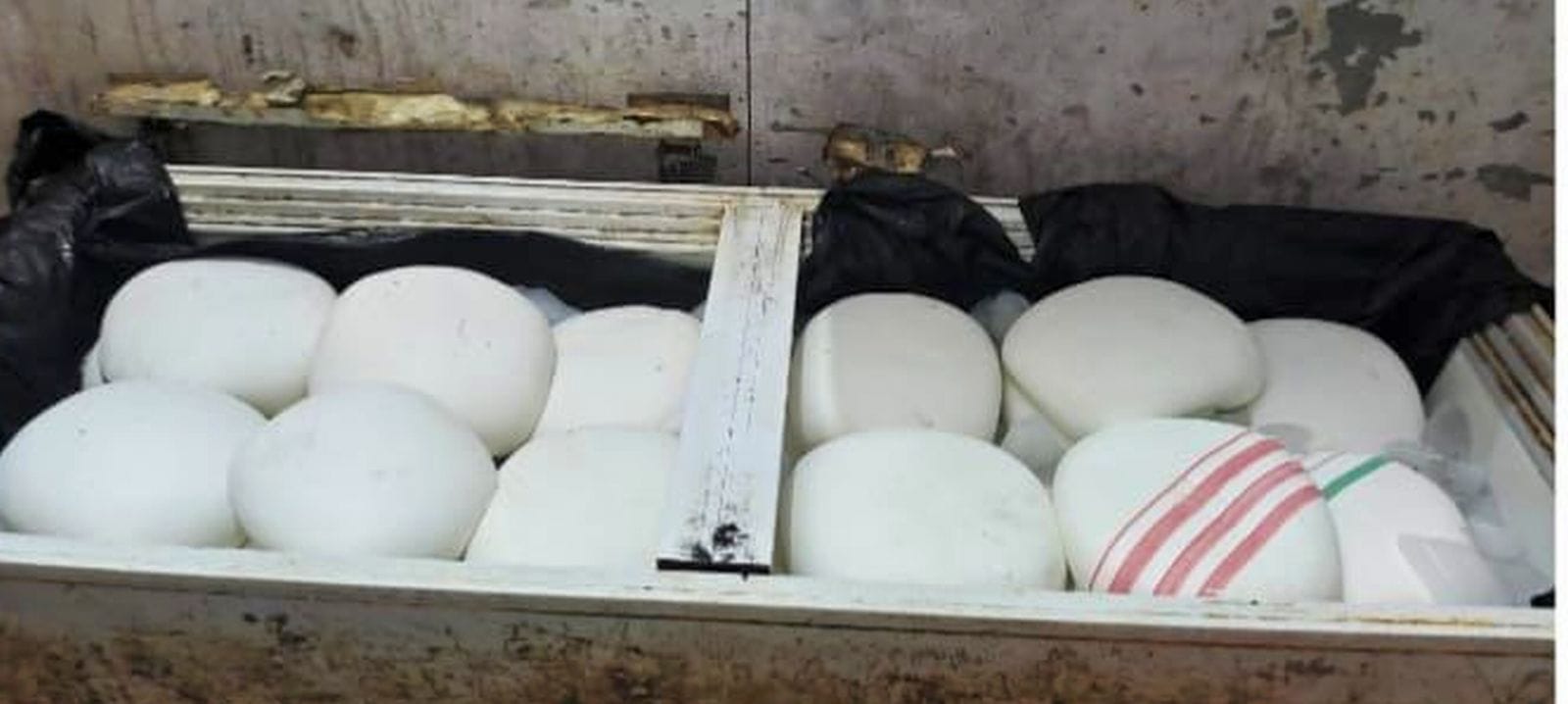 दातागंज के वराही ग्राम में छापा मारती पुलिस के साथ खाद्य सुरक्षा विभाग की टीम। संवाद