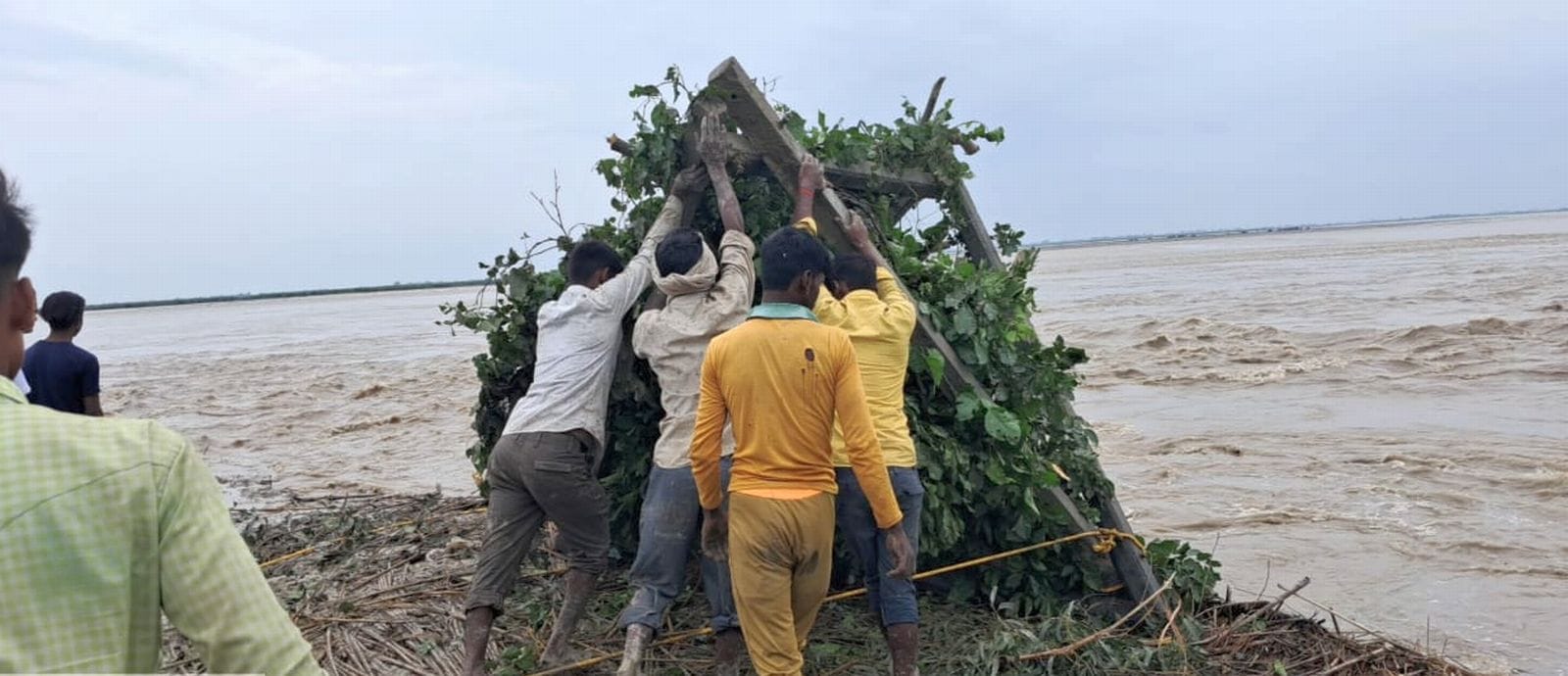 अहमद नगर बछौरा में कटान देखते ग्रामीण। संवाद