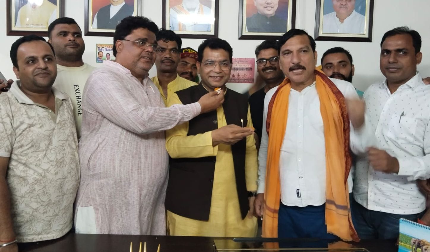 बाजपुर के गांव चकरपुर स्थित कस्तूरबा गांधी आवासीय विद्यालय में चंद्रयान 3 की सफल लैंडिग देखते ब बाजपुर के गांव चकरपुर स्थित कस्तूरबा गांधी आवासीय विद्यालय में चंद्रयान 3 की सफल लैंडिग देखते ब