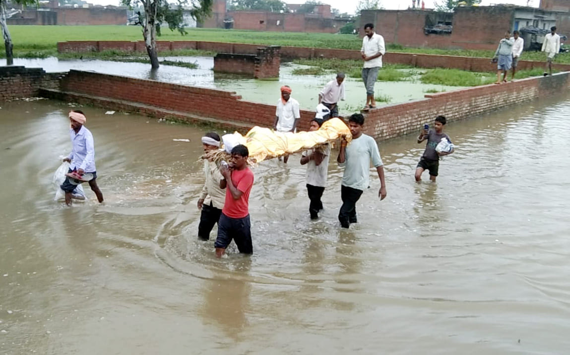 बिल्सी में बरसात के बाद साहबगंज की सड़क बनी तालाब। संवाद