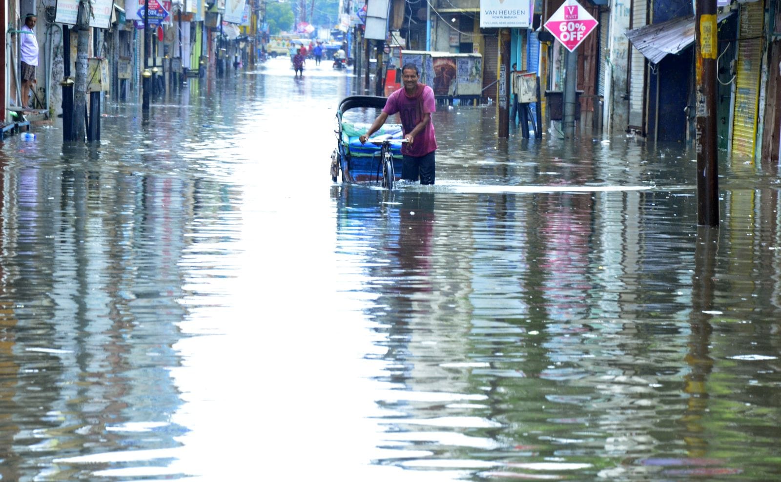 बिल्सी में बरसात के बाद साहबगंज की सड़क बनी तालाब। संवाद