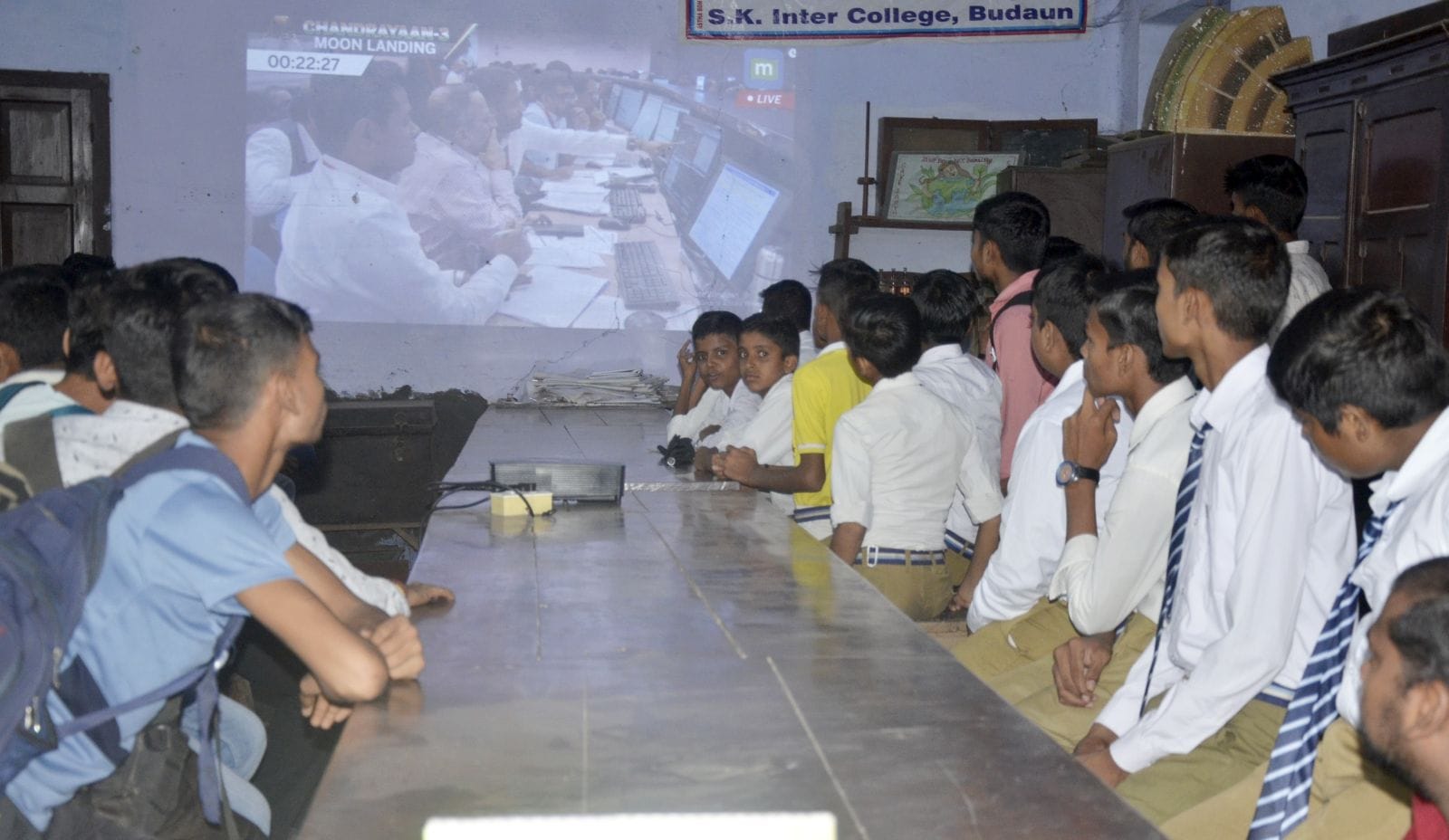 चंद्रयान-3 की सफल लैडिंग का लाइव देखते छात्र। संवाद