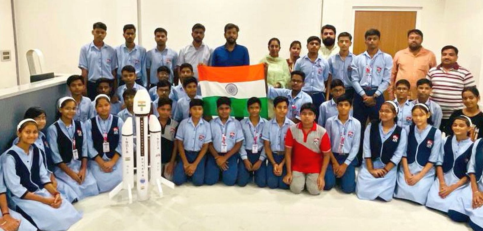 चंद्रयान-3 की सफल लैडिंग का लाइव देखते छात्र। संवाद