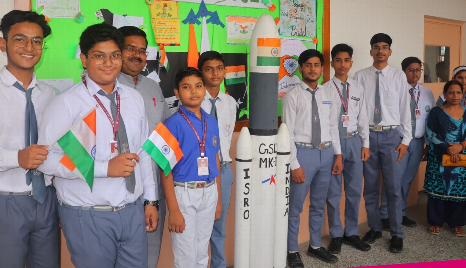 चंद्रयान-3 की सफल लैडिंग का लाइव देखते छात्र। संवाद