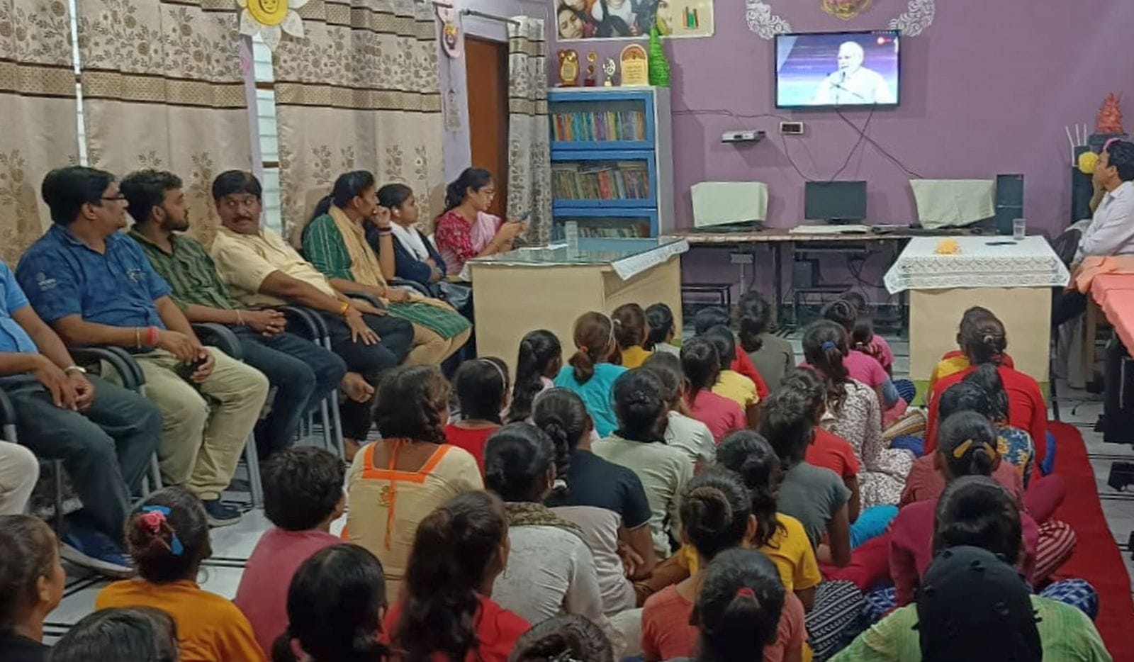 चंद्रयान-3 की सफल लैडिंग का लाइव देखते छात्र। संवाद