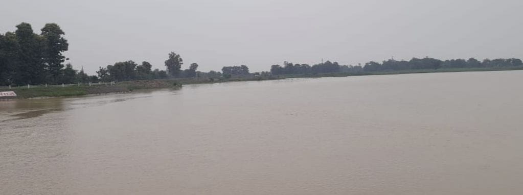 डुमरियागंज क्षेत्र के पिकौरा गांव के तरफ कटान करती राप्ती नदी को देखते निवासी शिवप्रसाद, प्रह्ल डुमरियागंज क्षेत्र के पिकौरा गांव के तरफ कटान करती राप्ती नदी को देखते निवासी शिवप्रसाद, प्रह्ल