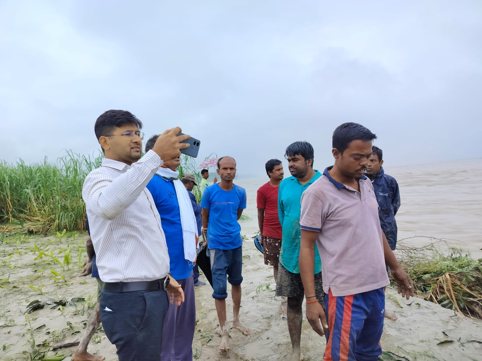 गांव चंदिया हजारा के समीप कटान करती शारदा नदी । संवाद