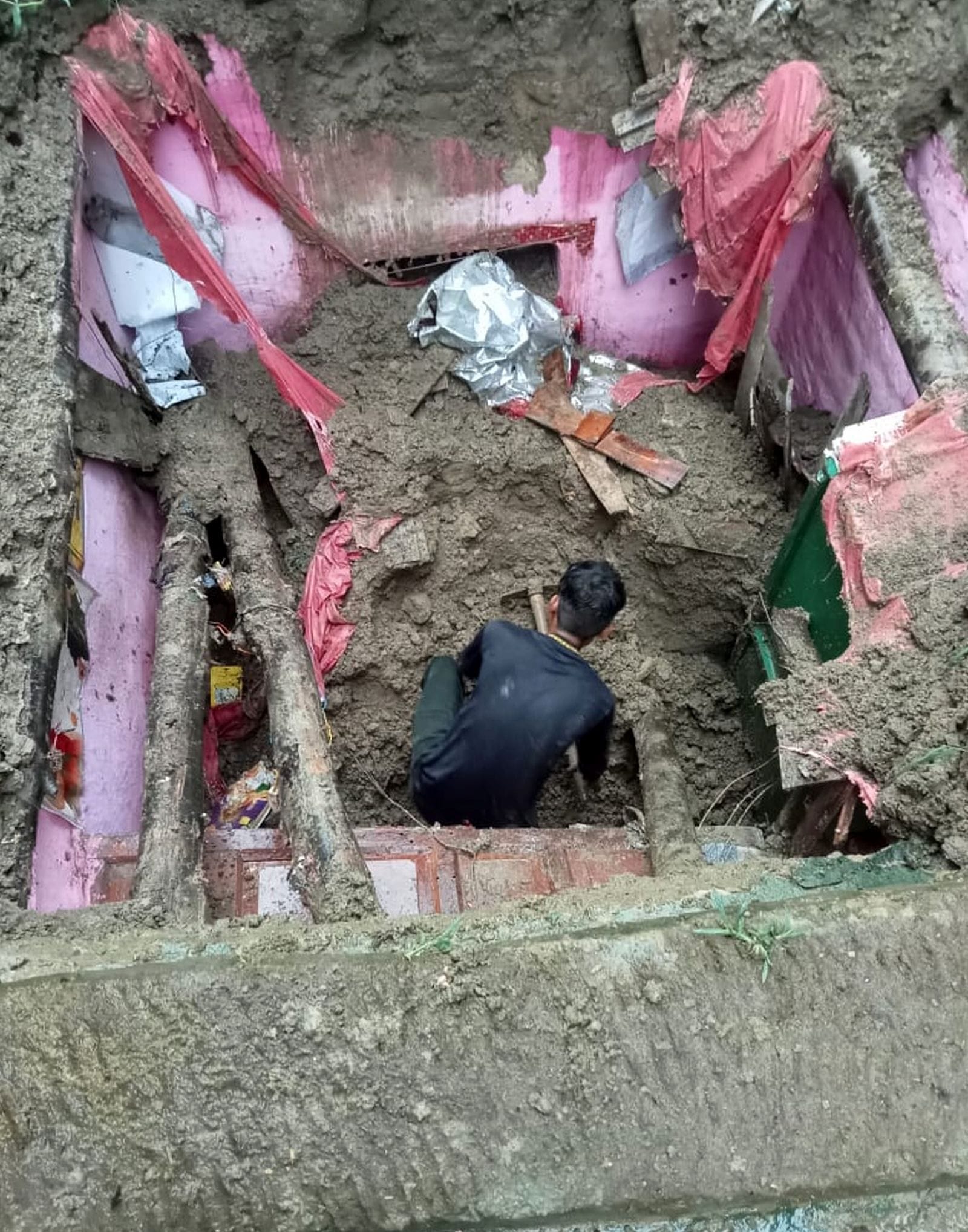 गांव इस्माइलपुर अल्लैपुर में इसी दीवार से दबकर हुई थी बालक की मौत। संवाद