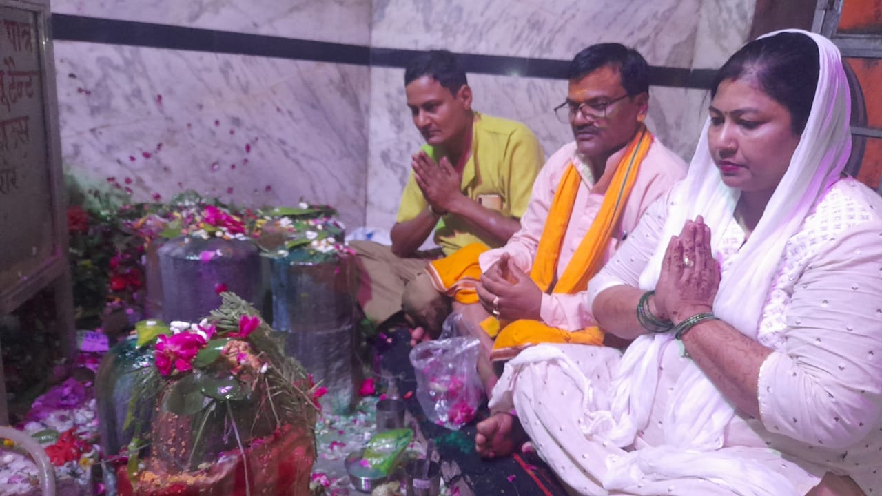 परौर के बाबा ब्रह्मदेव स्थान पर स्थित मंदिर में प्रार्थना करते लोग