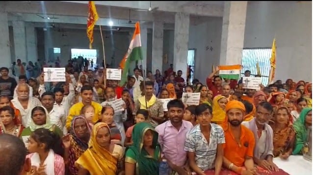 परौर के बाबा ब्रह्मदेव स्थान पर स्थित मंदिर में प्रार्थना करते लोग