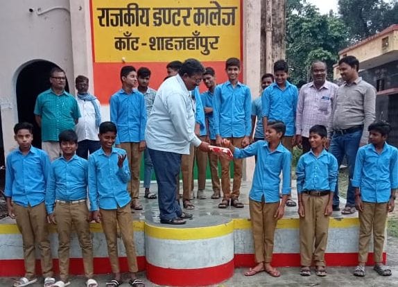 परौर के बाबा ब्रह्मदेव स्थान पर स्थित मंदिर में प्रार्थना करते लोग