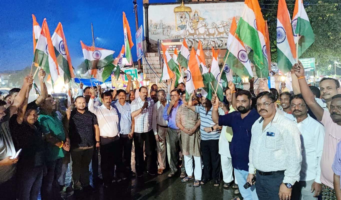 परौर के बाबा ब्रह्मदेव स्थान पर स्थित मंदिर में प्रार्थना करते लोग