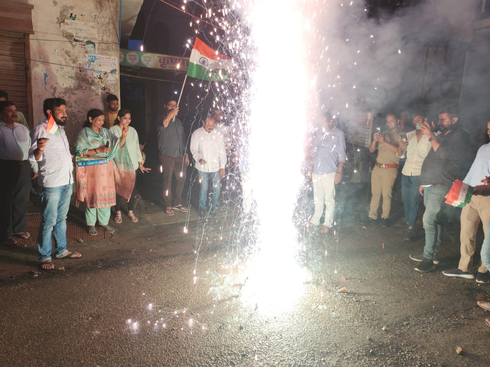 परौर के बाबा ब्रह्मदेव स्थान पर स्थित मंदिर में प्रार्थना करते लोग
