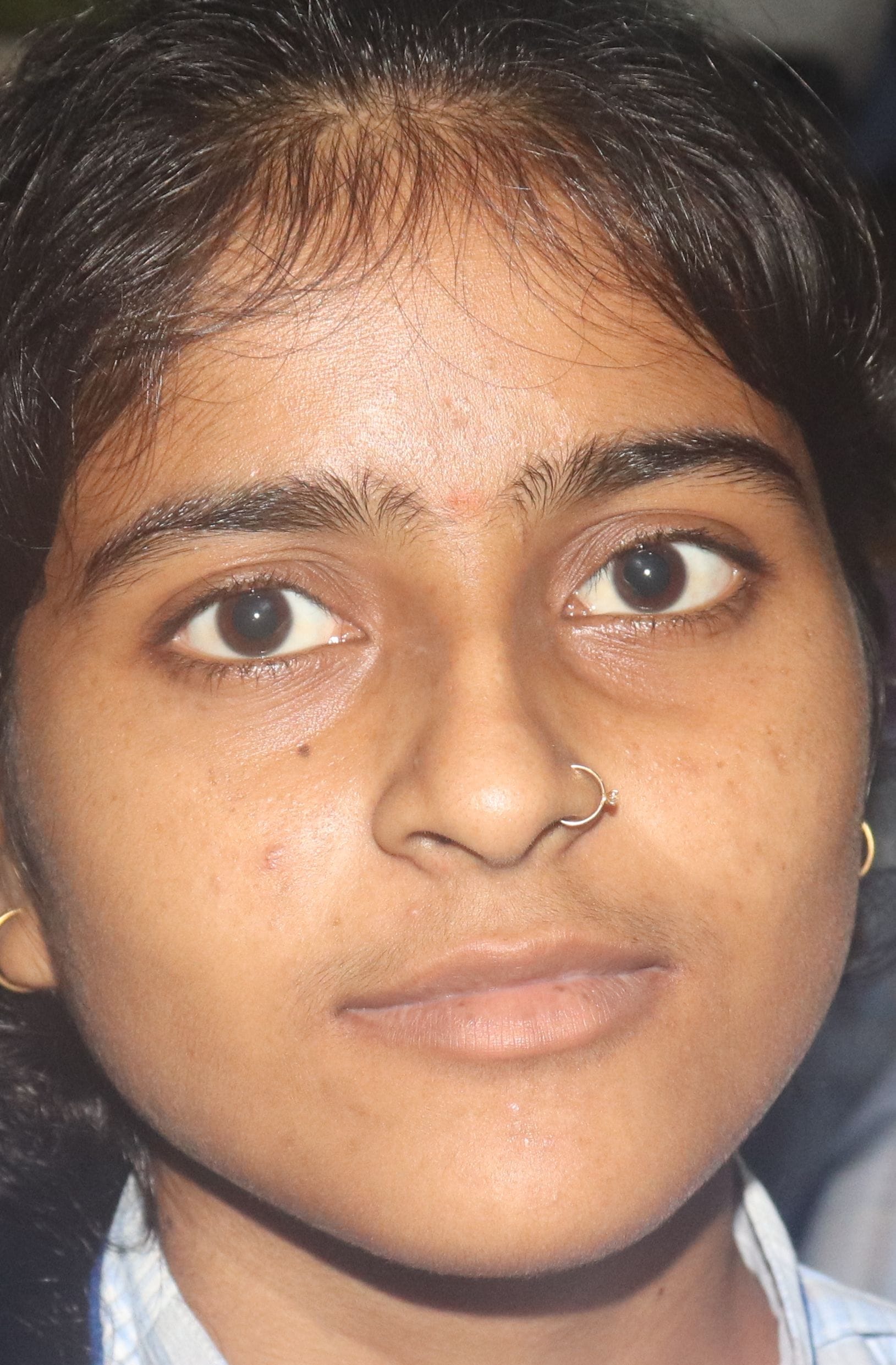 परौर के बाबा ब्रह्मदेव स्थान पर स्थित मंदिर में प्रार्थना करते लोग