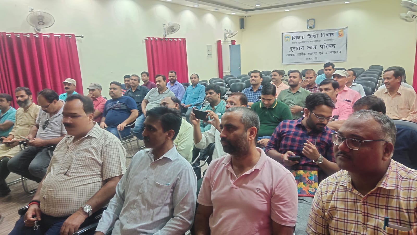 परौर के बाबा ब्रह्मदेव स्थान पर स्थित मंदिर में प्रार्थना करते लोग