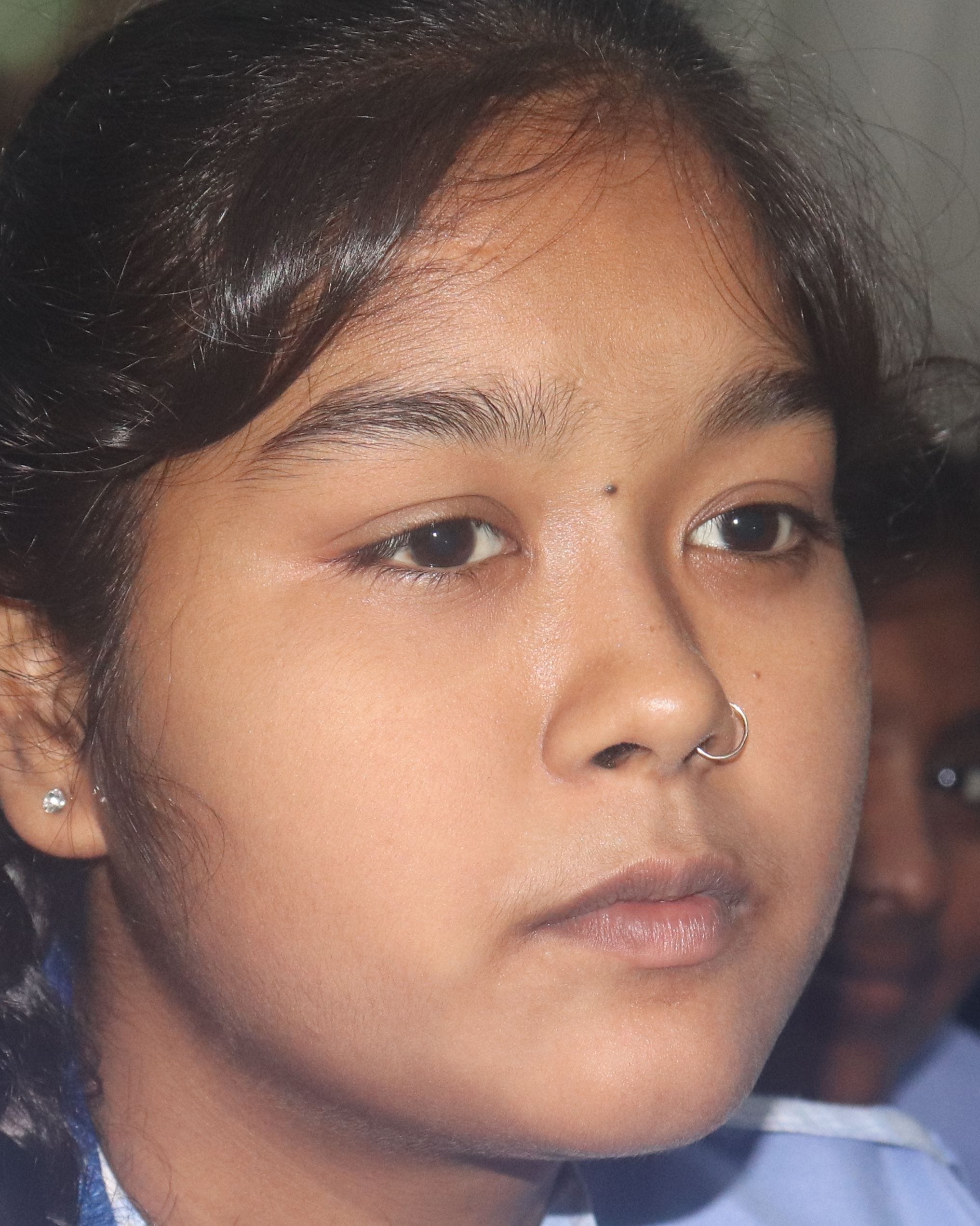 परौर के बाबा ब्रह्मदेव स्थान पर स्थित मंदिर में प्रार्थना करते लोग