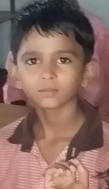 परौर के बाबा ब्रह्मदेव स्थान पर स्थित मंदिर में प्रार्थना करते लोग