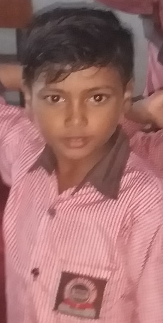 परौर के बाबा ब्रह्मदेव स्थान पर स्थित मंदिर में प्रार्थना करते लोग