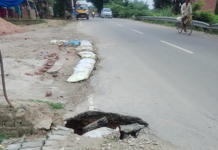 रोडवेज बस अड्डे के समीप बारिश में टूटी मीरा भवन रोड़। संवाद रोडवेज बस अड्डे के समीप बारिश में टूटी मीरा भवन रोड़। संवाद