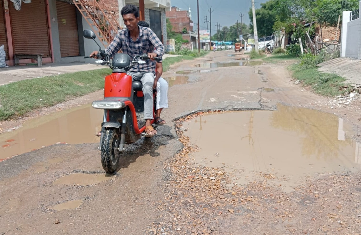 रोडवेज बस अड्डे के समीप बारिश में टूटी मीरा भवन रोड़। संवाद रोडवेज बस अड्डे के समीप बारिश में टूटी मीरा भवन रोड़। संवाद