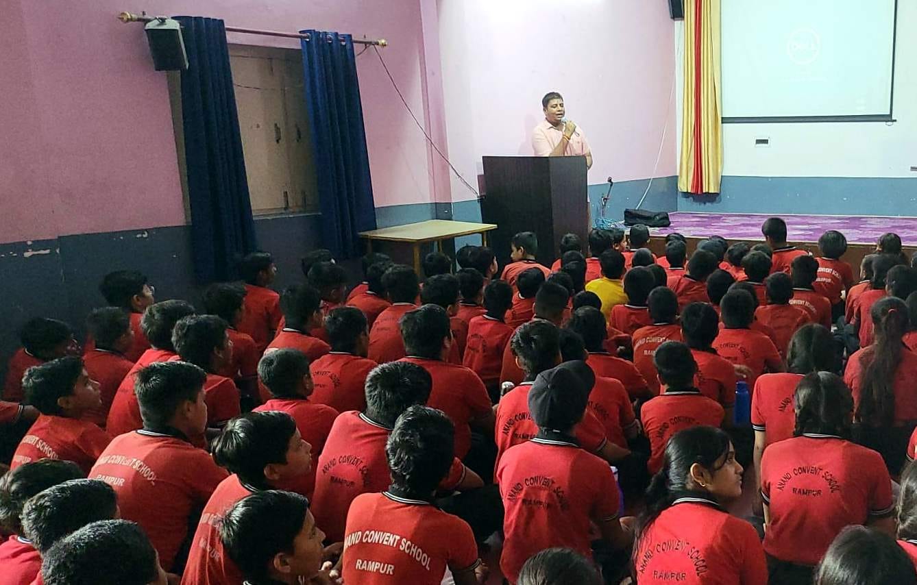 रामपुर के दयावती मोदी अकादमी में चंद्रयान-3 का चंद्रमा पर उतरने का लाइव प्रसारण देखते छात्र-छात