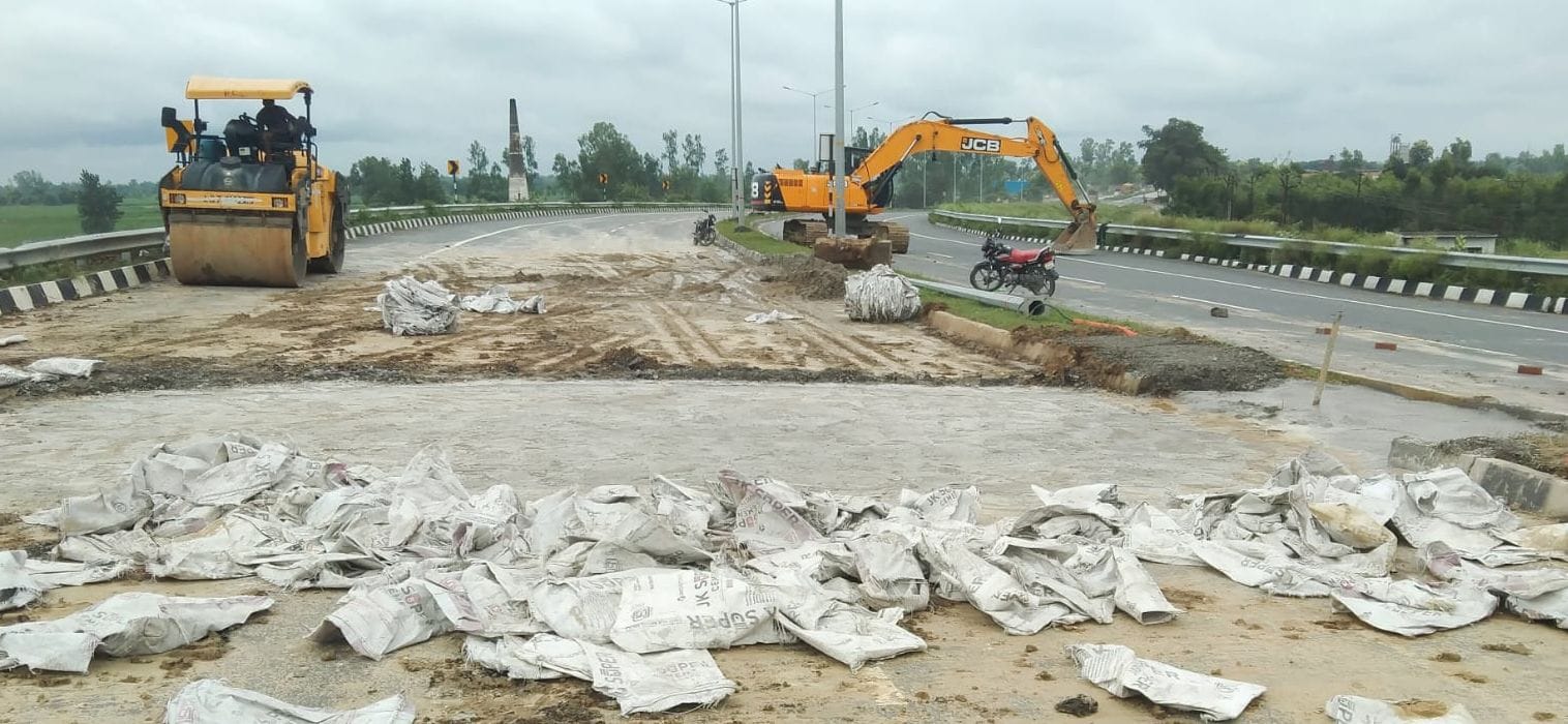 सर्विस रोड से जाते हुए वाहन