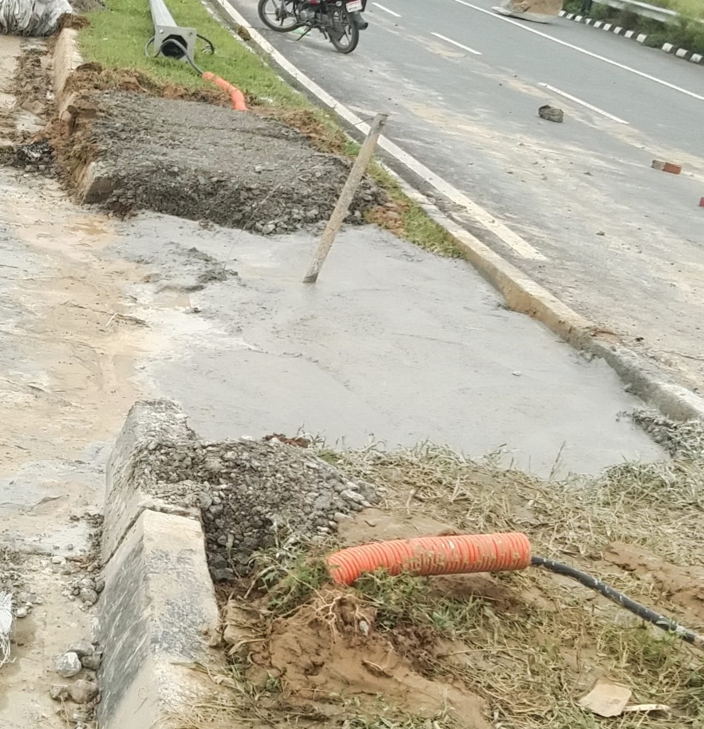 सर्विस रोड से जाते हुए वाहन