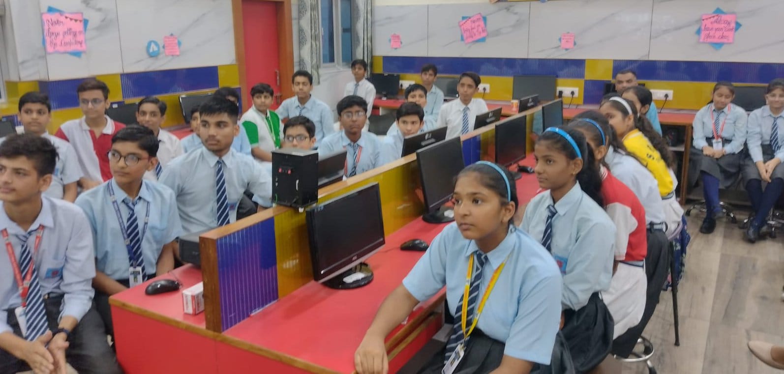 शामली माध्यमिक स्कूल बरखंडी मोबाइस से चंद्रयान लैंडिंग का सीधा प्रशारण देखते छात्र छात शामली माध्यमिक स्कूल बरखंडी मोबाइस से चंद्रयान लैंडिंग का सीधा प्रशारण देखते छात्र छात