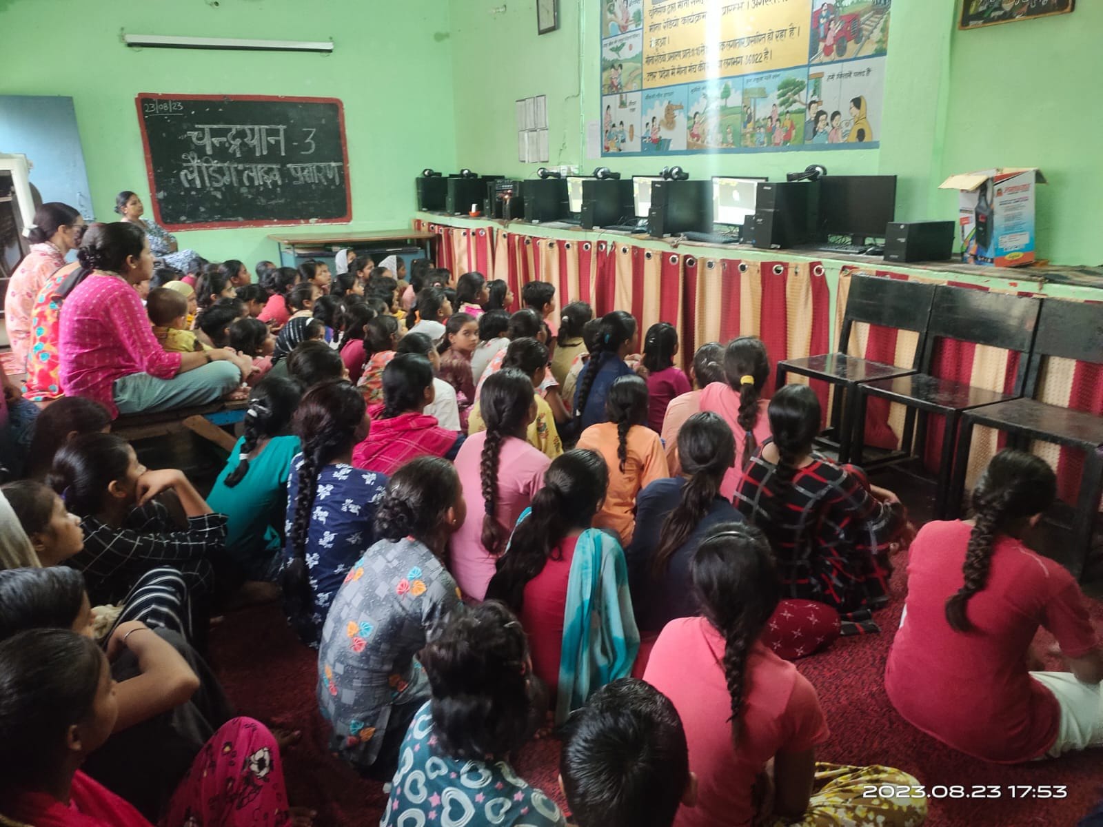 शामली माध्यमिक स्कूल बरखंडी मोबाइस से चंद्रयान लैंडिंग का सीधा प्रशारण देखते छात्र छात शामली माध्यमिक स्कूल बरखंडी मोबाइस से चंद्रयान लैंडिंग का सीधा प्रशारण देखते छात्र छात