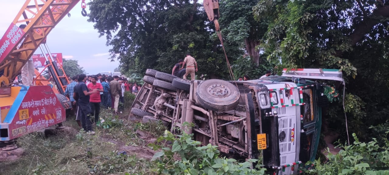 दुर्घटना के बाद मौके पर लगी भीड़ । संवाद