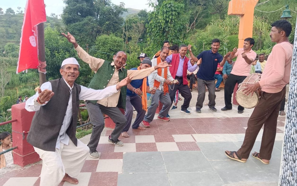 गौरा-महेश की मूर्तियों को बालेश्वर मंदिर ले जाती महिला श्रद्धालु। संवाद गौरा-महेश की मूर्तियों को बालेश्वर मंदिर ले जाती महिला श्रद्धालु। संवाद