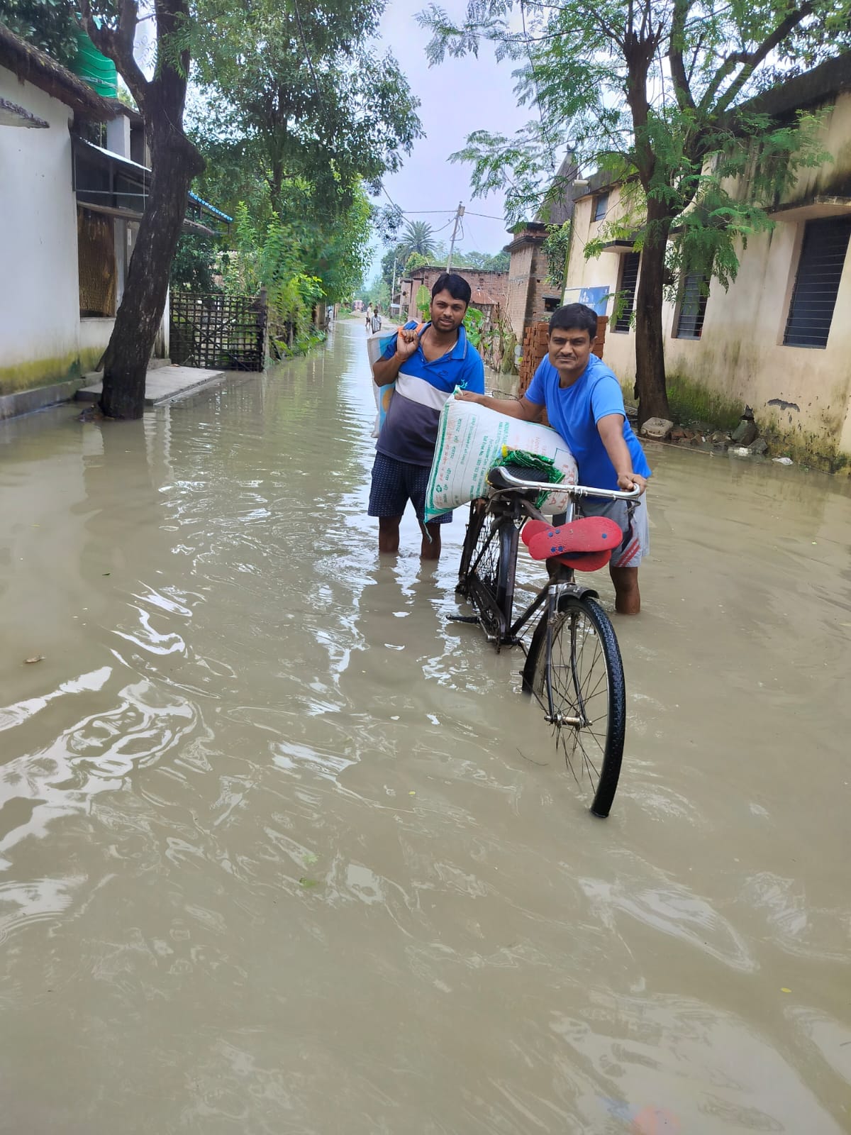 गांव चंदिया हजारा में घरो में हुआ जलभराव । संवाद