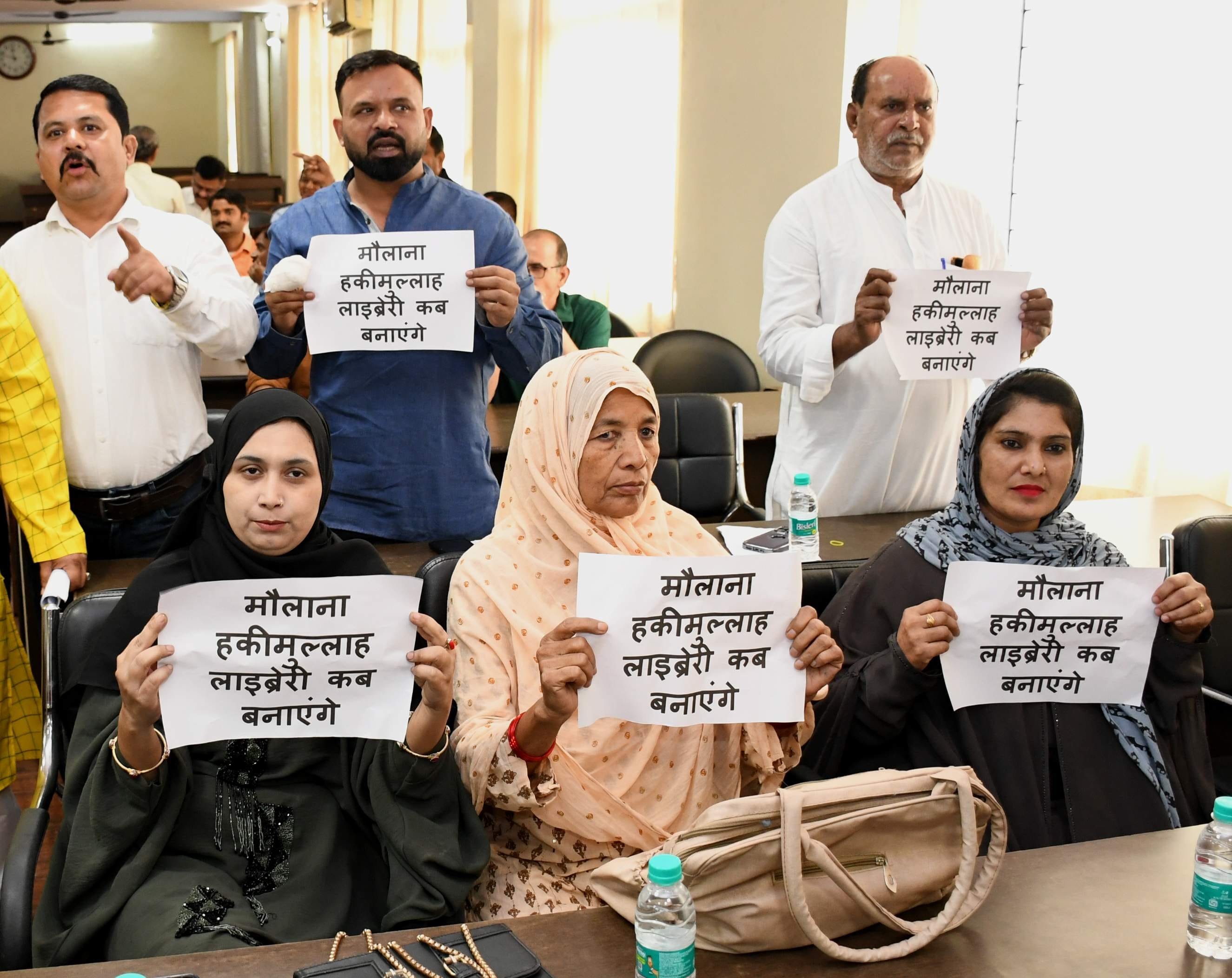हल्द्वानी नगर गिगम की बोर्ड बैठक में पंचप्रंण की शपथ लेते पार्षद।     संवाद