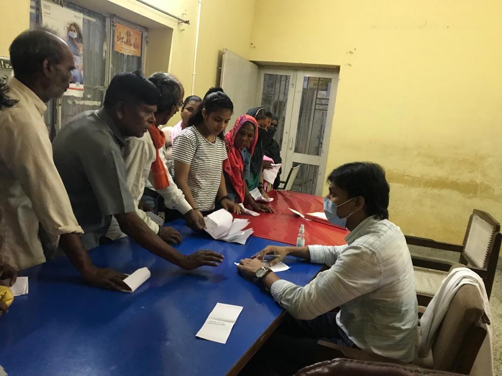 जिला चिकित्सालय में दवा वितरण कक्ष पर लगी लाइने । संवाद