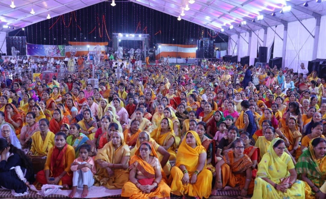 कथावाचक गौरदास महाराज प्रसंग सुनाते हुए।