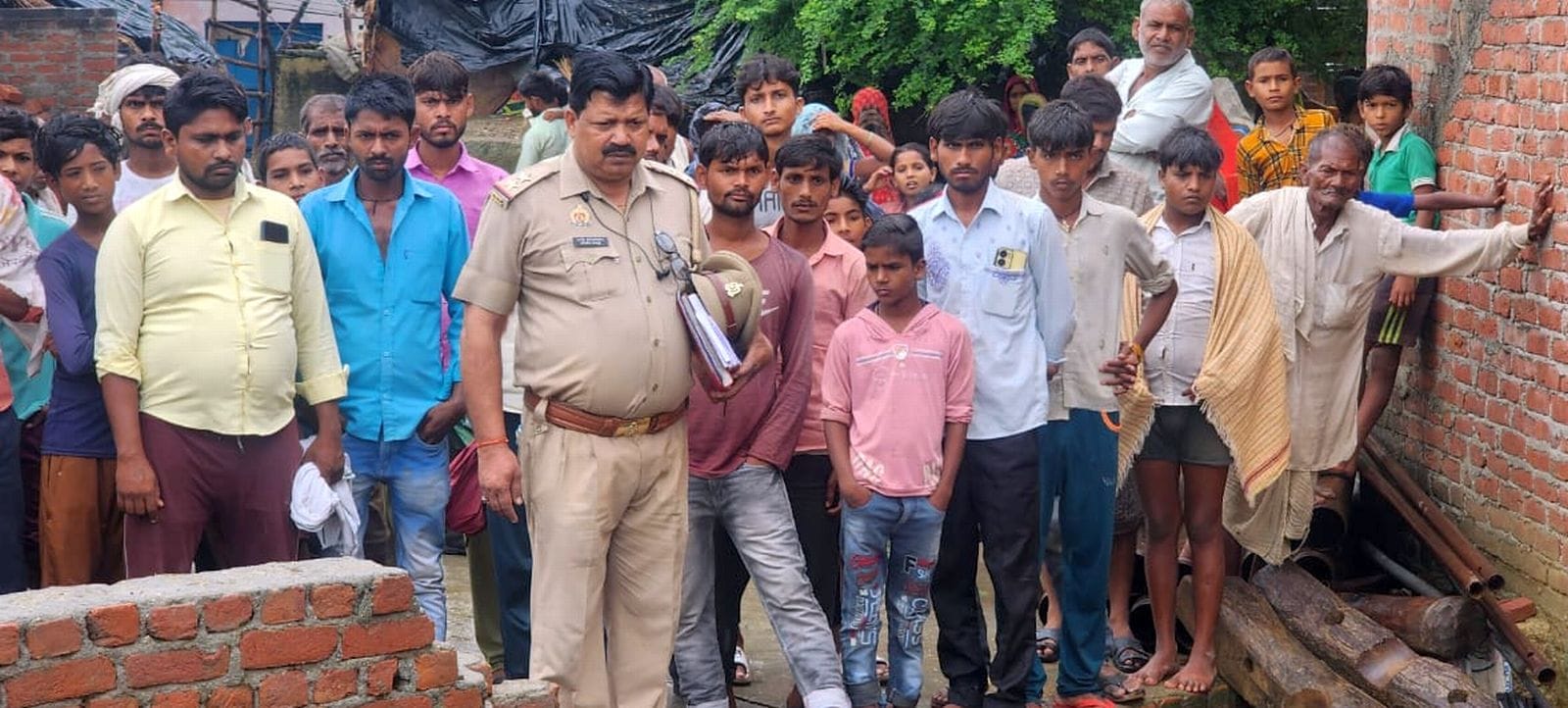 कुंवरगांव के लाही फरीदपुर गांव में इसी दीवार के मलबे में दबकर हुई मासूम की मौत। संवाद