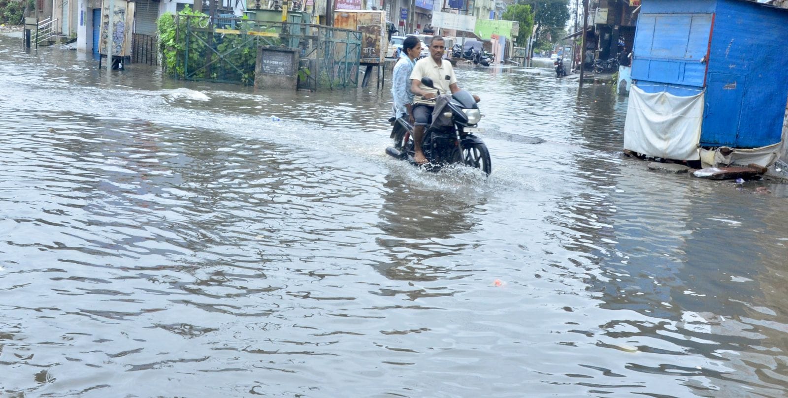 नेकपुर रेलवे क्रासिंग पर बने अंडरपास में भरा पानी। संवाद