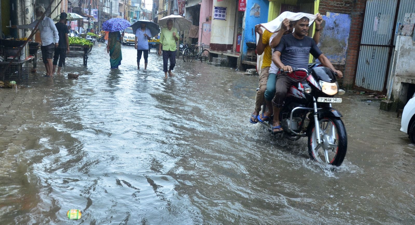 नेकपुर रेलवे क्रासिंग पर बने अंडरपास में भरा पानी। संवाद