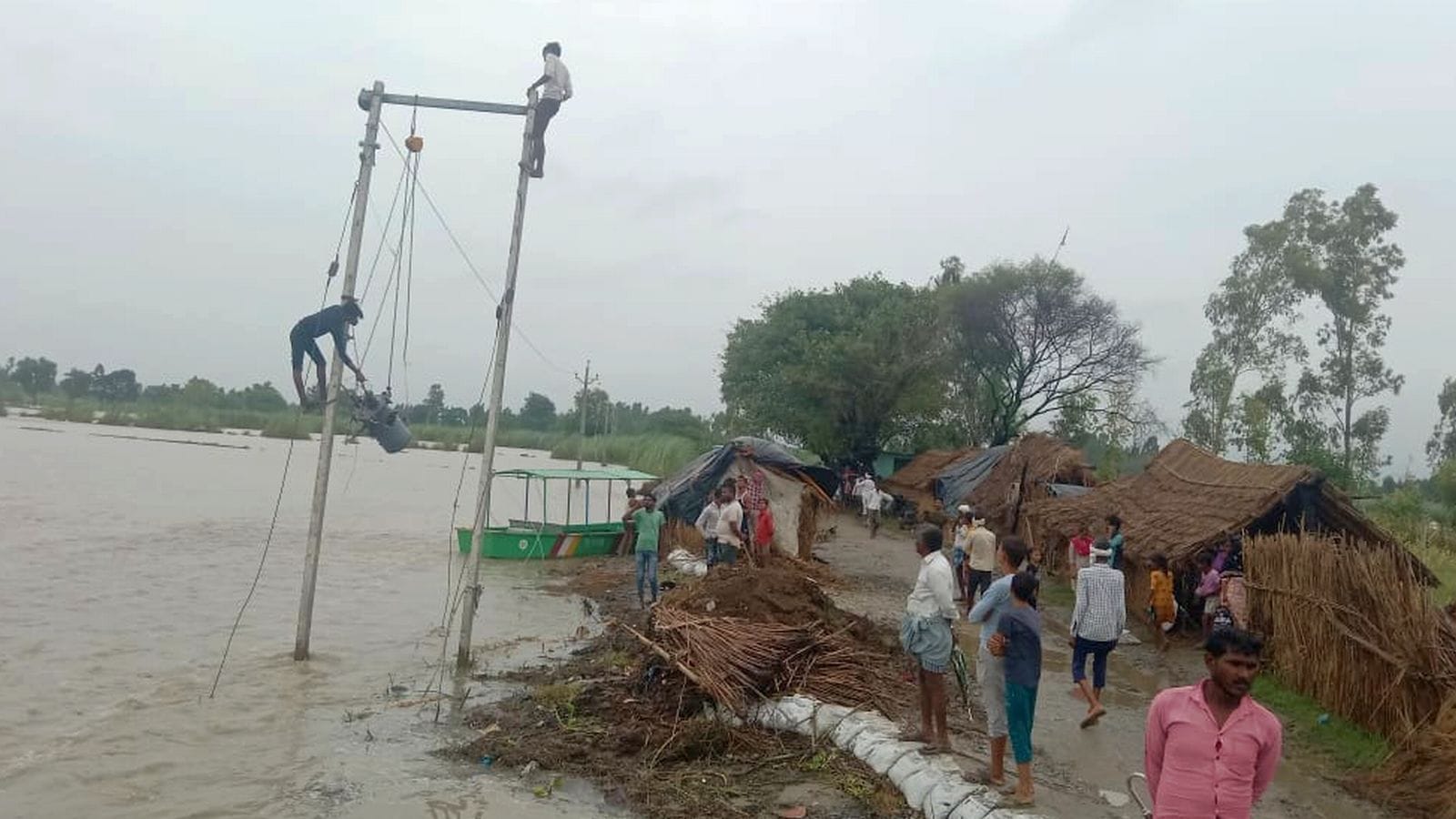 नेकपुर रेलवे क्रासिंग पर बने अंडरपास में भरा पानी। संवाद