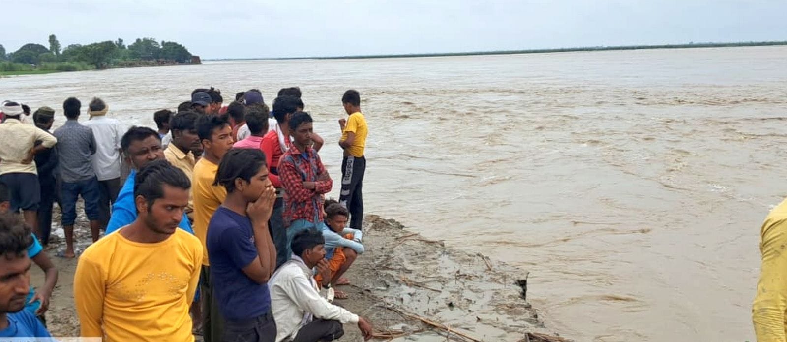 नेकपुर रेलवे क्रासिंग पर बने अंडरपास में भरा पानी। संवाद