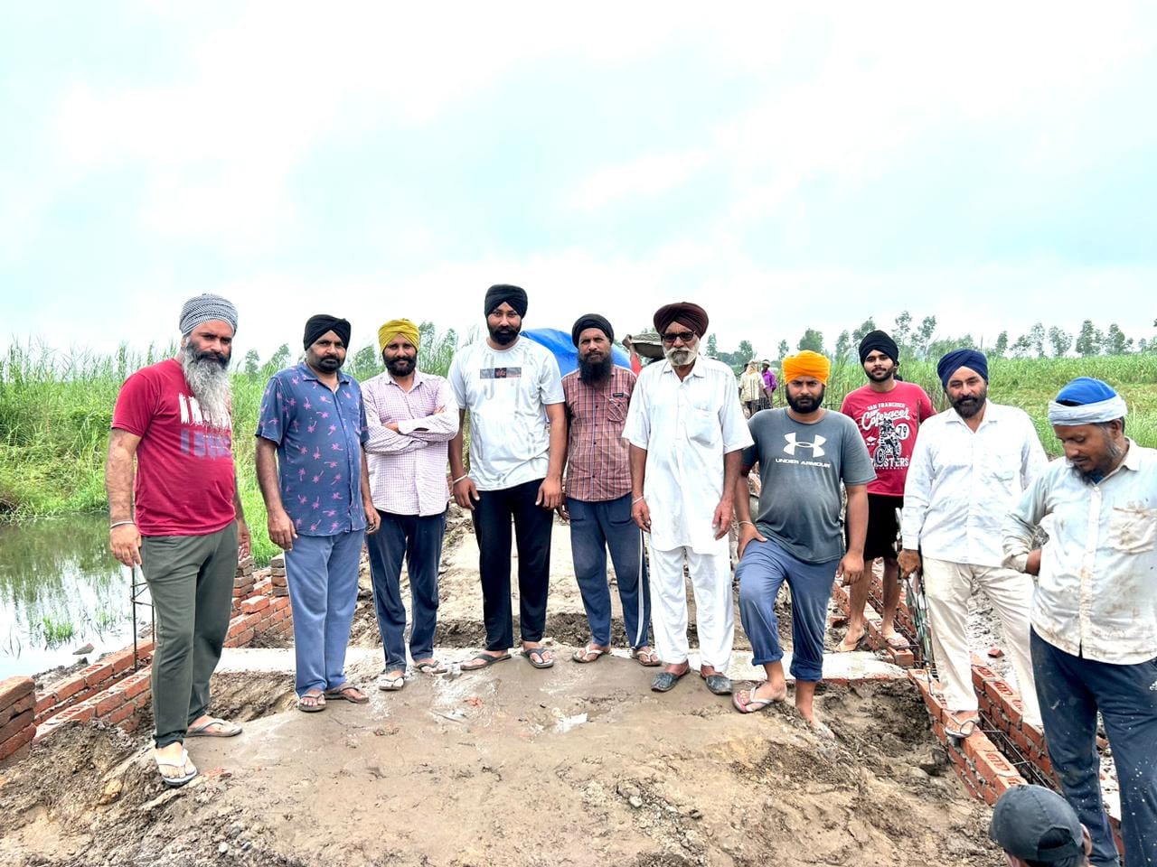 पूरनपुर के गांव अंडबोजी में कार सेवा से बनाई जा रही पुलिया । पूरनपुर के गांव अंडबोजी में कार सेवा से बनाई जा रही पुलिया ।