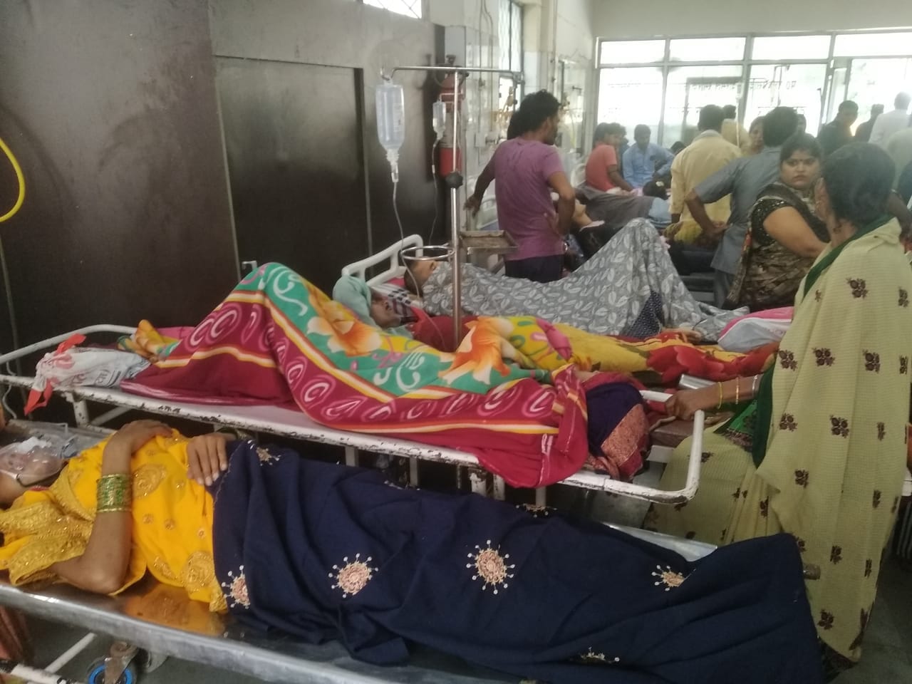 सेहरामऊ दक्षिणी के गौरीकलां गांव में स्वास्थ्य विभाग की ओर से लगे शिविर में दवा देते कर्मचार